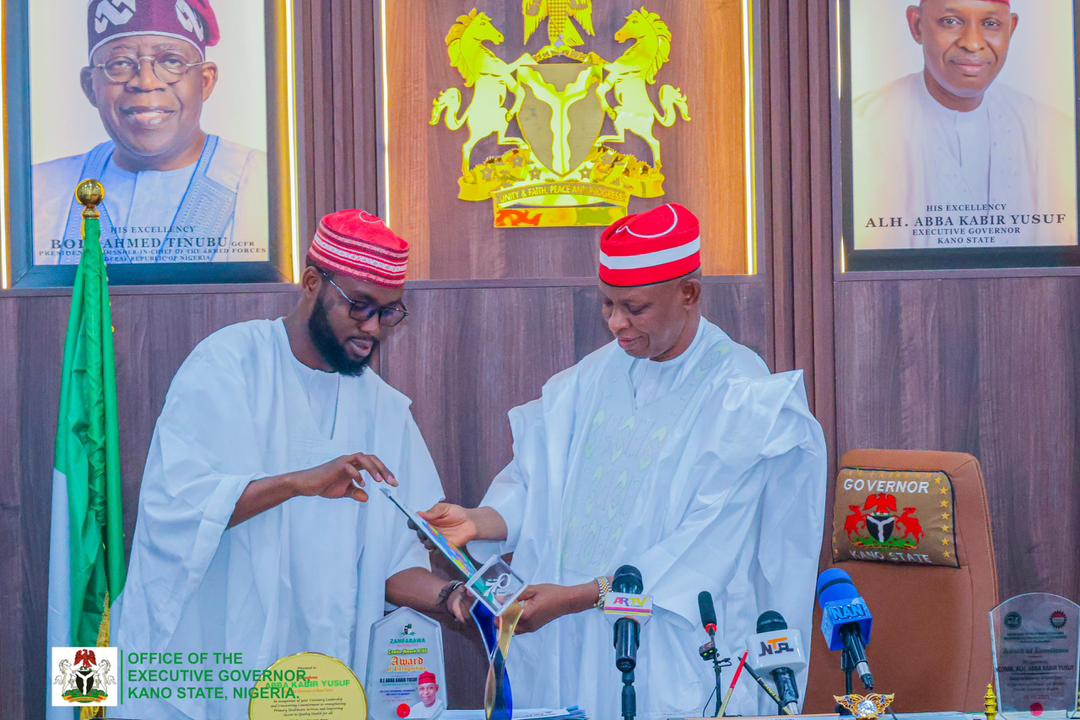DahirMHashim's tweet image. Earlier today, during the 33rd Kano State Executive Council Meeting, I presented to His Excellency, Alhaji Abba Kabir Yusuf, the Climate Governance Performance Award in recognition of Kano State’s outstanding leap from 35th position in 2024 to 4th position in 2025 in Nigeria’s…