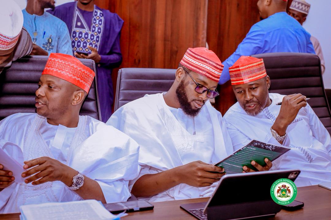 DahirMHashim's tweet image. Earlier today, during the 33rd Kano State Executive Council Meeting, I presented to His Excellency, Alhaji Abba Kabir Yusuf, the Climate Governance Performance Award in recognition of Kano State’s outstanding leap from 35th position in 2024 to 4th position in 2025 in Nigeria’s…