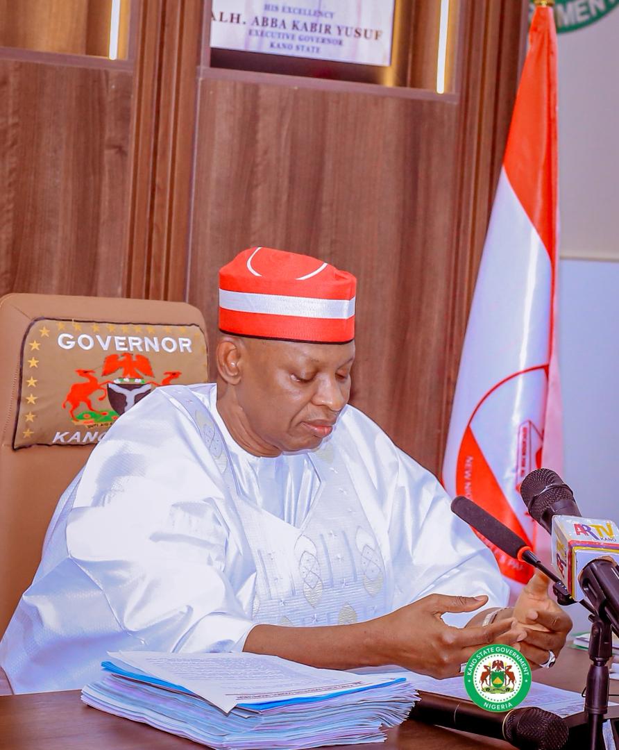 DahirMHashim's tweet image. Earlier today, during the 33rd Kano State Executive Council Meeting, I presented to His Excellency, Alhaji Abba Kabir Yusuf, the Climate Governance Performance Award in recognition of Kano State’s outstanding leap from 35th position in 2024 to 4th position in 2025 in Nigeria’s…