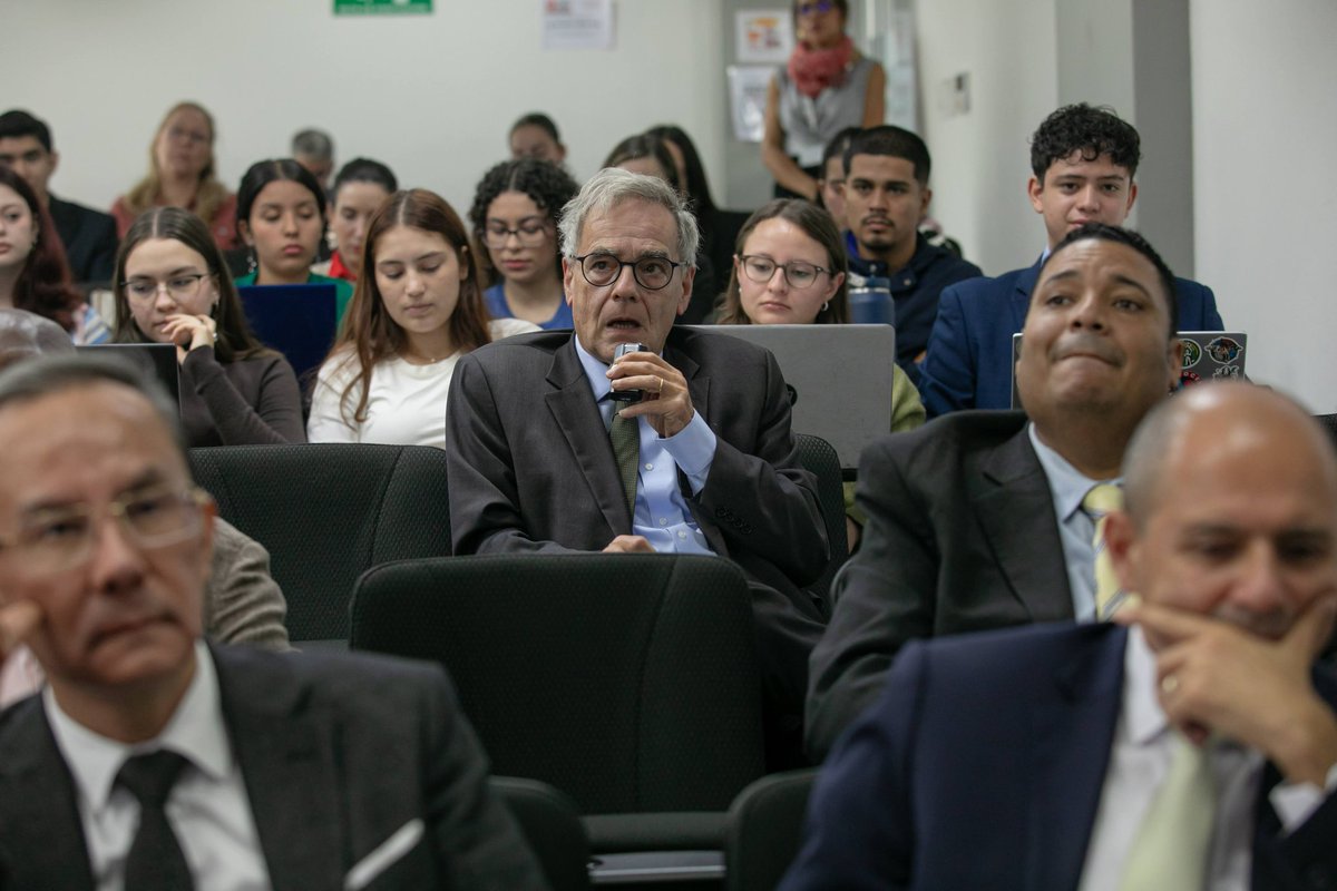 🗣️ En el conversatorio “Conectando regiones, construyendo futuros” abordamos dos temas clave de la agenda birregional:
➡️ El derecho al cuidado.
➡️ La seguridad regional.

#CELACUE2025 #UEenCostaRica