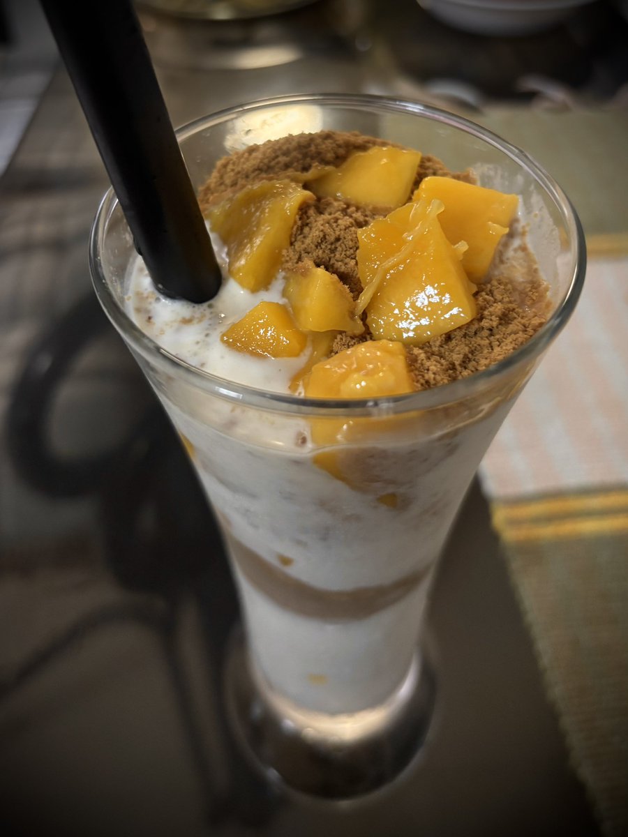 Yapi's tweet image. 墓場の中に、屋台は美味しそうマンゴーデザートを売ってる。俺は「食べたい！買いたい」と言ったけど、クックさんは「いやいや、私はもっと美味しいのを作られるよ！」って。
家に帰った時にすぐ作った。めっちゃ美味しい！
Yappyの家族のクックさんは最高！

At the cemetery there was a stall…