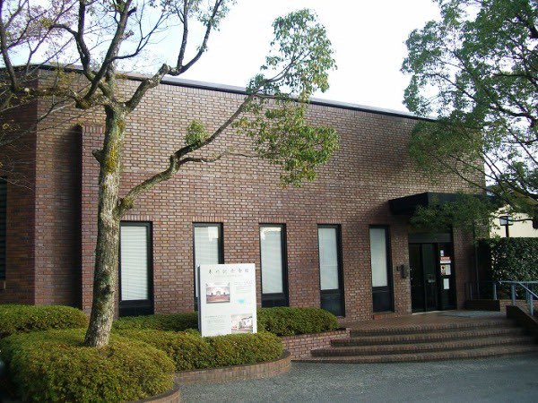 20hive's tweet photo. 【会場のご案内】
 ▼会場

立命館大学 衣笠キャンパス 末川記念会館講義室

▼道順

①正門から、まっすぐ歩道を進む

②右手に「大きな図書館」が見えたら、左の横断歩道を渡る

③目の前の「茶色い建物」が会場です

▼当日のご案内

会場付近で学生がご案内いたします。 https://t.co/NMVmdf2KT8