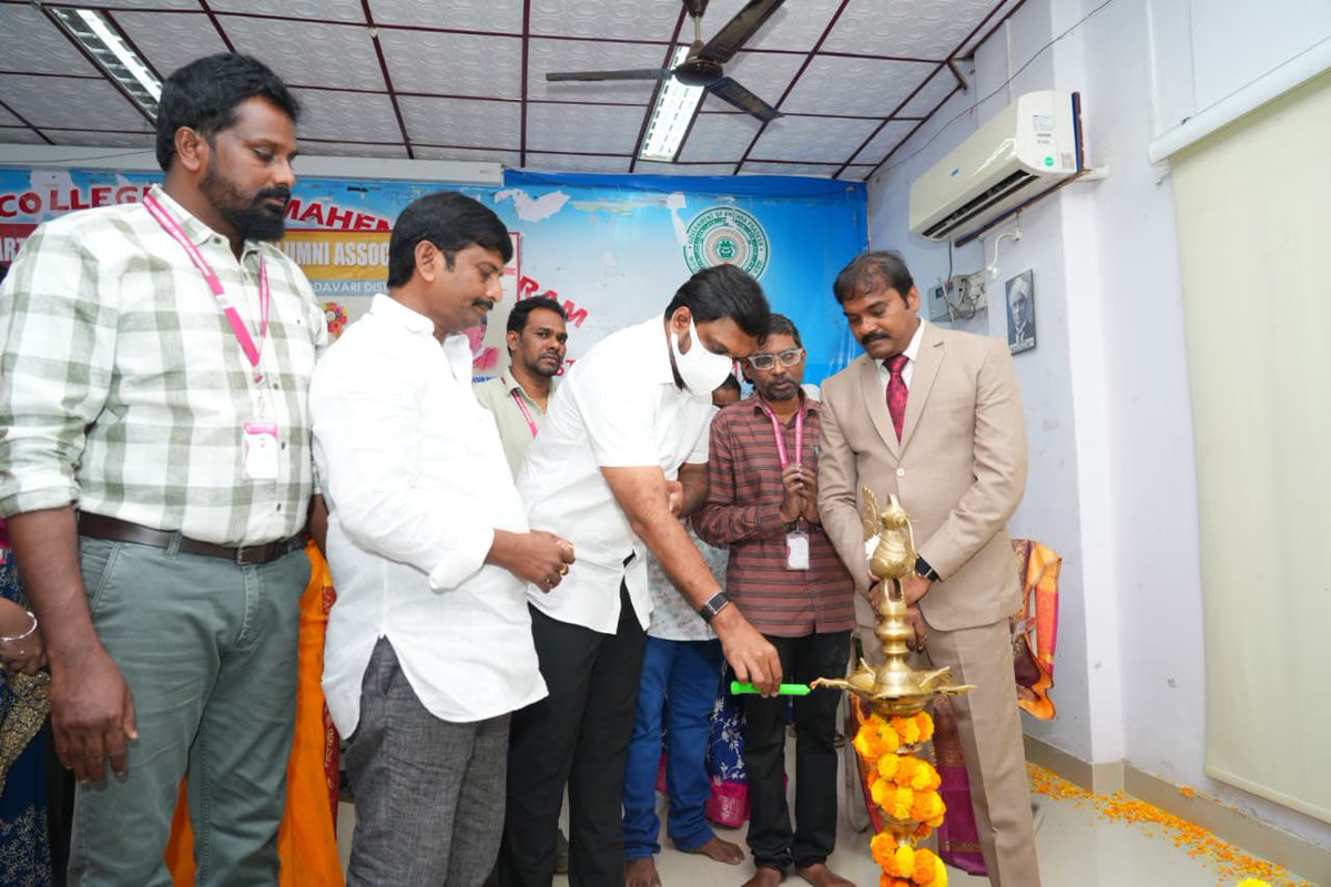 Adireddy_Vasu's tweet photo. రాజమండ్రి నగరంలోని ప్రభుత్వ ఆర్ట్స్ కళాశాలలో పూర్వ విద్యార్థుల సంఘం ఆధ్వర్యంలో జరిగిన శ్రీ టంగుటూరి ప్రకాశం పంతులు గారి అవార్డుల ప్రధానోత్సవం కార్యక్రమానికి ముఖ్యఅతిథిగా హాజరవ్వడం జరిగింది. 

#tanguturiprakasampanthulu
#RajahmundryCity
#APFormationDay
#AndhraPradesh https://t.co/mt8fF2A2aZ