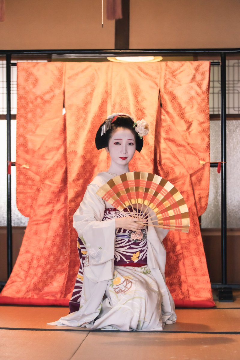 重陽の節句〈舞妓の宴〉

無病息災や長寿を祈る重陽の節句の祝いを、旧暦九月九日に行いました！
菊を愛で菊酒をいただくなど、五節句の中でも大人向けの節句…
そんな重陽の節句に、御膳でご飯をいただきながら、舞妓さんの舞を拝見するというイベントを開催！
とっても大人な会ですね！笑