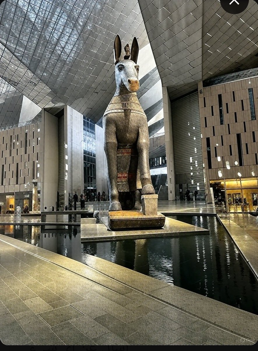 الملك حمارتيوس الخامس يقف شامخا في المتحف الجديد