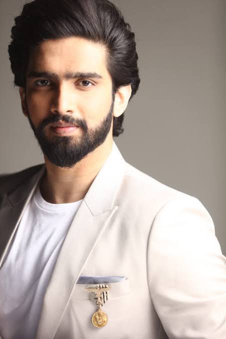 mourjo's tweet photo. @AmaalMallik the good looking the warrior!!

BB19 KI SHAAN AMAAL https://t.co/ad0YGwvO3c