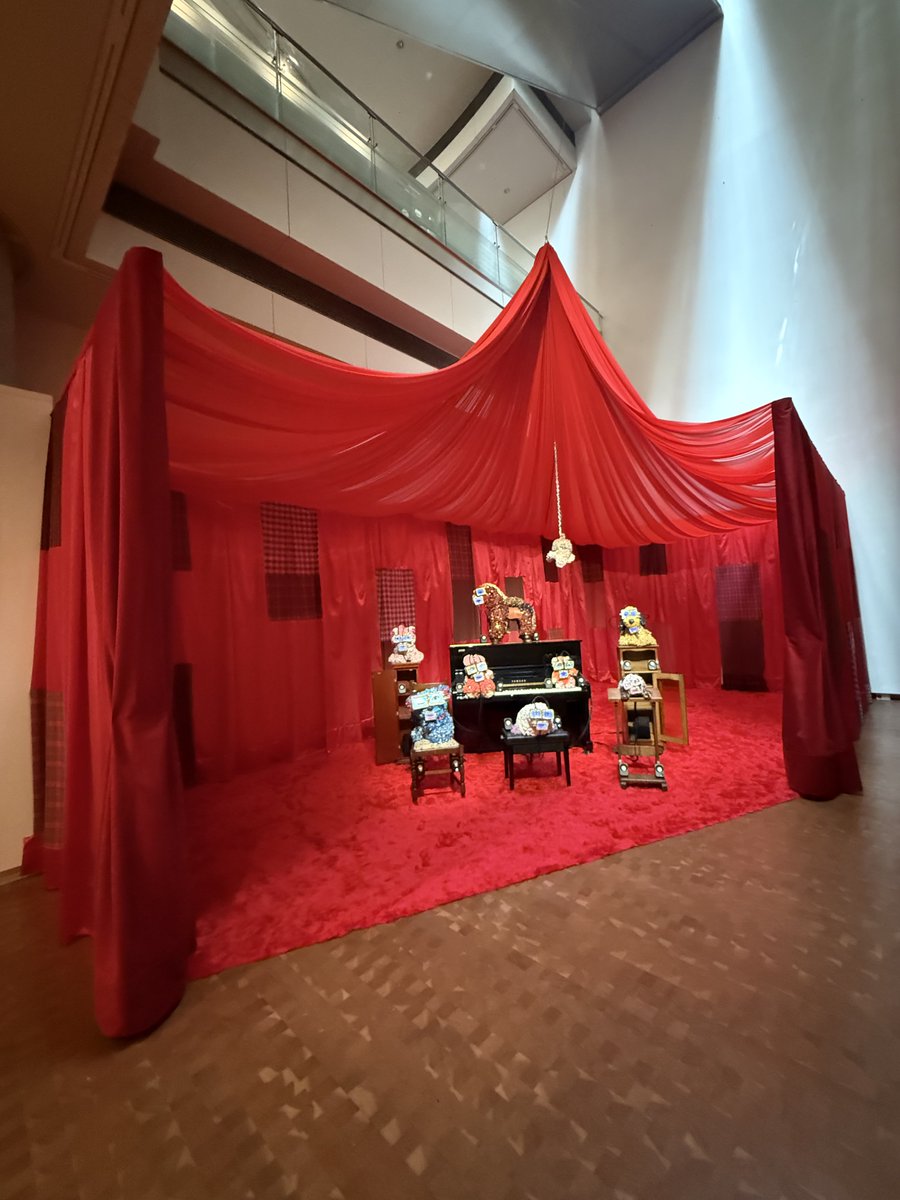 🟨最後に
展示の最初に笹岡由梨子さんを持ってきたのは正解だったと思う。笹岡さんのユーモアがないとかなりシリアスな展示になったのではないかと。確かにちょっと少し騒がしいけど。
↓