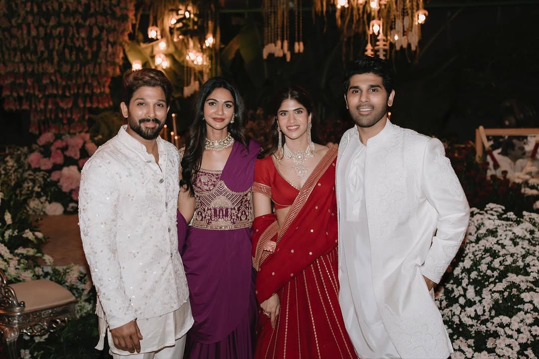 telugufilmnagar's tweet image. Stealing the spotlight effortlessly... two of the most elegant couples in one frame!!🤩❤️‍🔥

#AlluArjun #AlluSnehaReddy #AlluSirish #Nayanika #TeluguFilmNagar