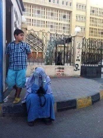 هل تعرف من هذه ؟
#عزة_احمد_توفيق
زوجة المعتقل #خيرت_الشاطر 
و أم المعتقل سعد خيرت الشاطر 
وام المعتقل الحسن خيرت الشاطر 
و أم المعتقلة عائشة خيرت الشاطر 
و أزواج بناتها المعتقلين 
أحمد ثروت زوج مريم خيرت الشاطر
مصطفى حسن زوج حفصة خيرت الشاطر
#اللهم فك أسرهم بالعزة