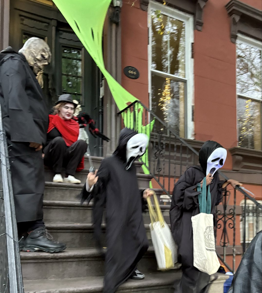 I wake up the morning after Halloween loving my neighborhood and my neighbors a little extra. 🎃❤️