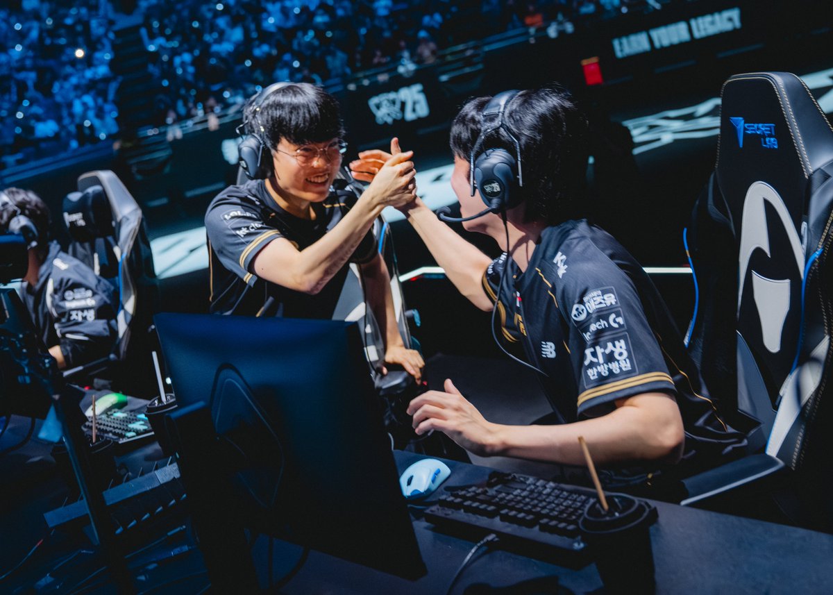 lolesports's tweet image. WELCOME TO THE #WORLDS2025 FINALS!