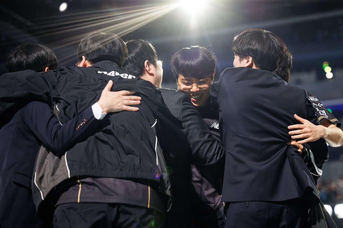 lolesports's tweet image. WELCOME TO THE #WORLDS2025 FINALS!