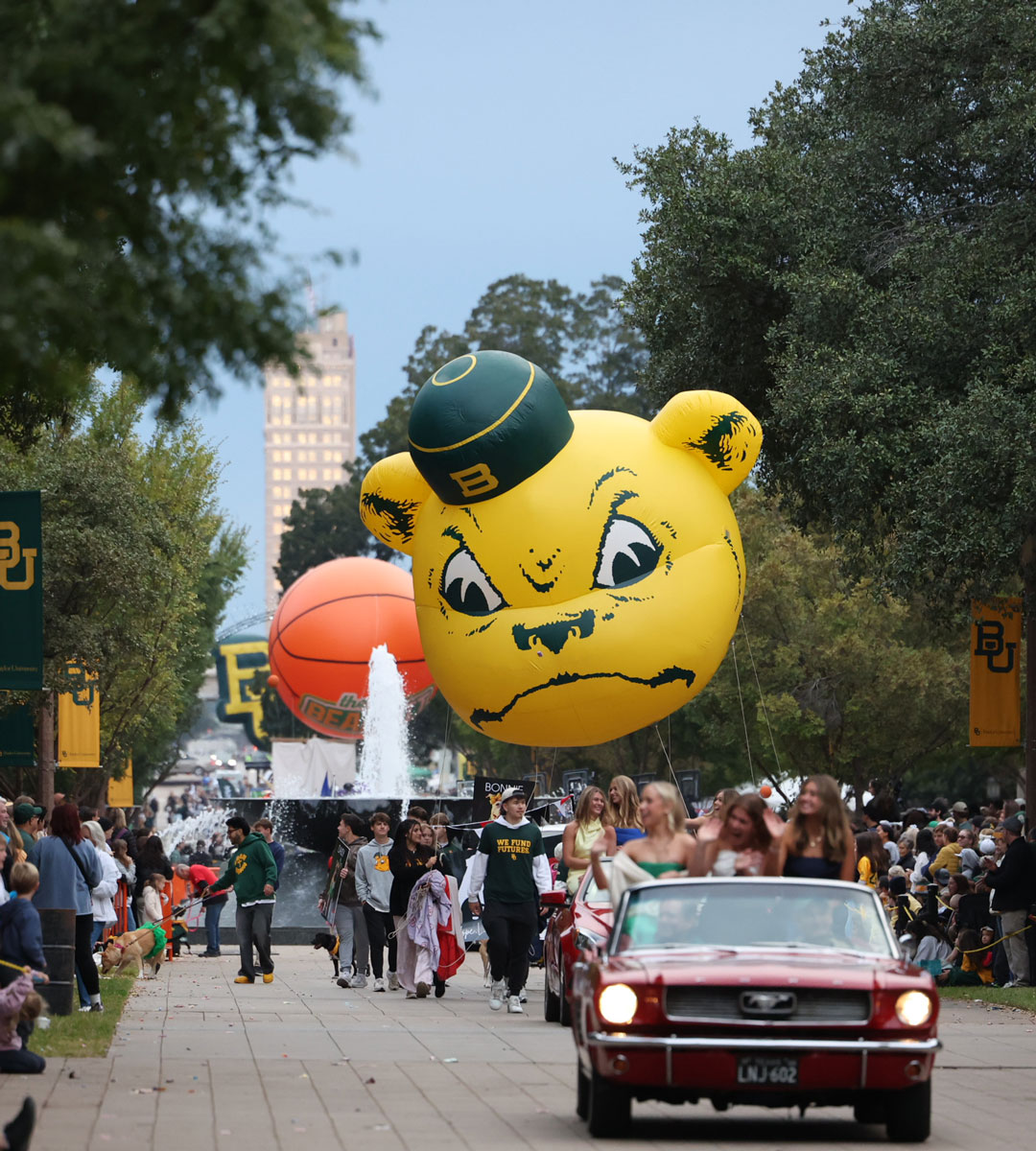 Baylor's tweet image. Larger than life, and twice as colorful. 💚💛

Today's #BaylorHomecoming 🔥 parade includes more than a dozen balloons, representing all aspects of BU. #SicEm