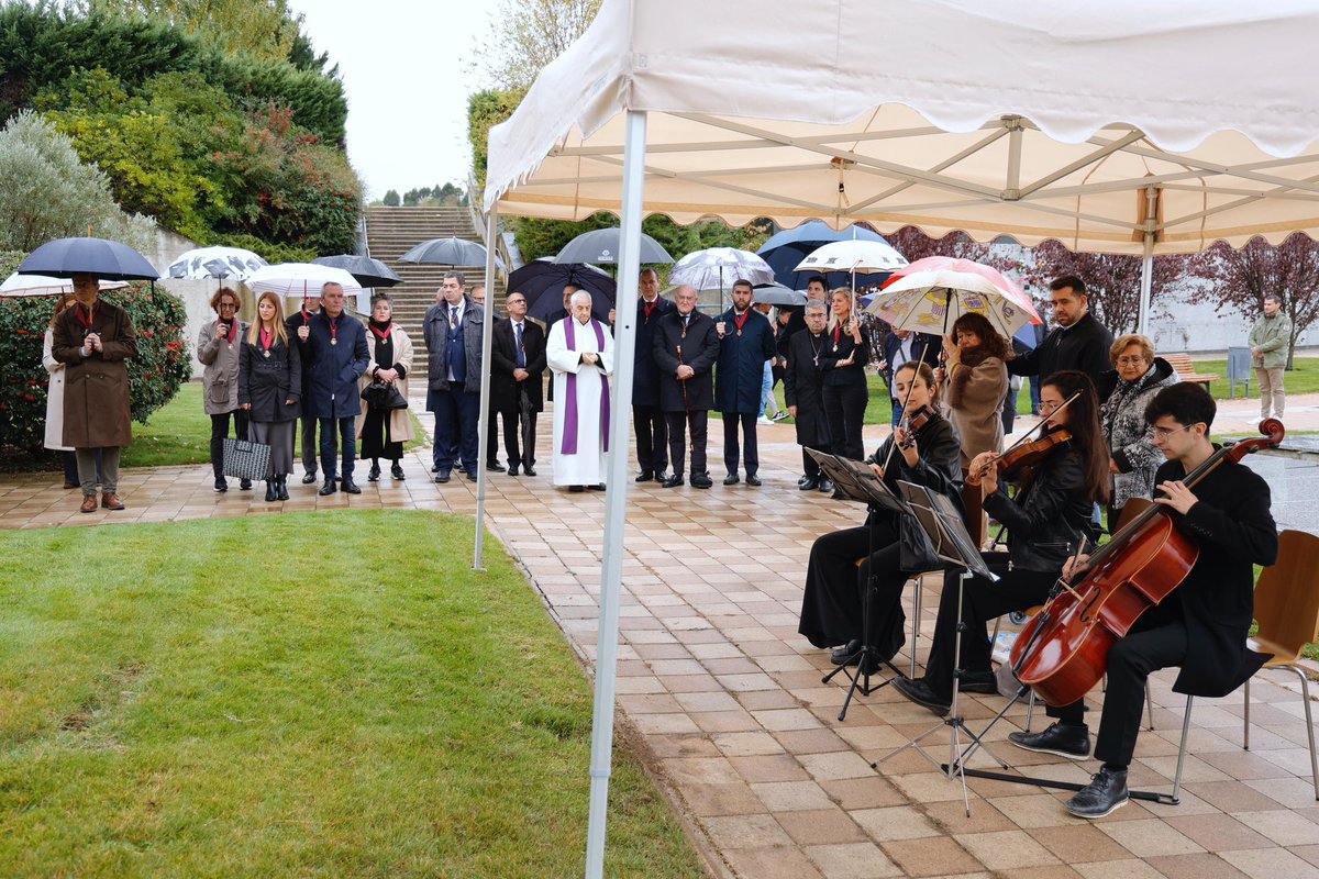 🕊️ Día de Todos los Santos 

➡️ El alcalde, <a href="/JesusJCarnero/">Jesus Julio Carnero</a>, junto a miembros de la Corporación Municipal, visitan los cementerios municipales de El Carmen y Las Contiendas.

𝘑𝘰𝘳𝘯𝘢𝘥𝘢 𝘥𝘦 𝘳𝘦𝘤𝘶𝘦𝘳𝘥𝘰 𝘺 𝘩𝘰𝘮𝘦𝘯𝘢𝘫𝘦 𝘢 𝘲𝘶𝘪𝘦𝘯𝘦𝘴 𝘯𝘰𝘴 𝘱𝘳𝘦𝘤𝘦𝘥𝘪𝘦𝘳𝘰𝘯.