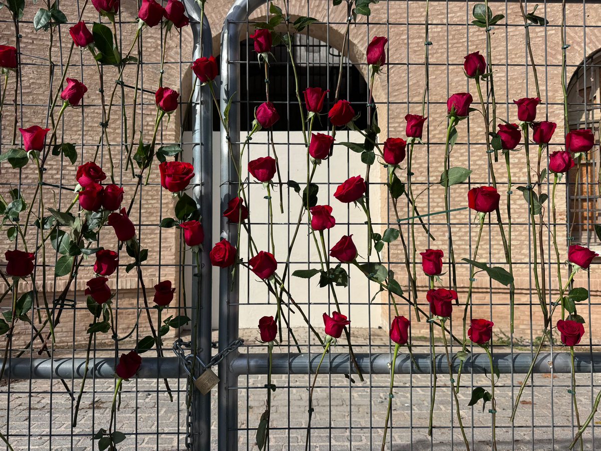 En el acto de memoria democrática junto a nuestra secret gnra <a href="/mjmonteroc/">María Jesús Montero</a> reafirmando nuestro compromiso con la verdad, la justicia y la reparación.
Recordar es un deber y una esperanza: por quienes lucharon por la libertad y por quienes siguen construyendo democracia cada día.
