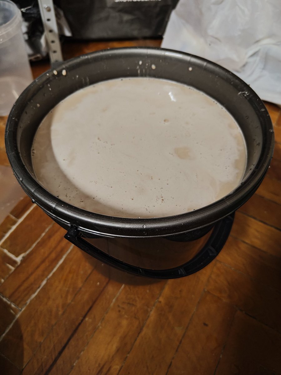 кому ведро капучины?
(это глина размачивается)