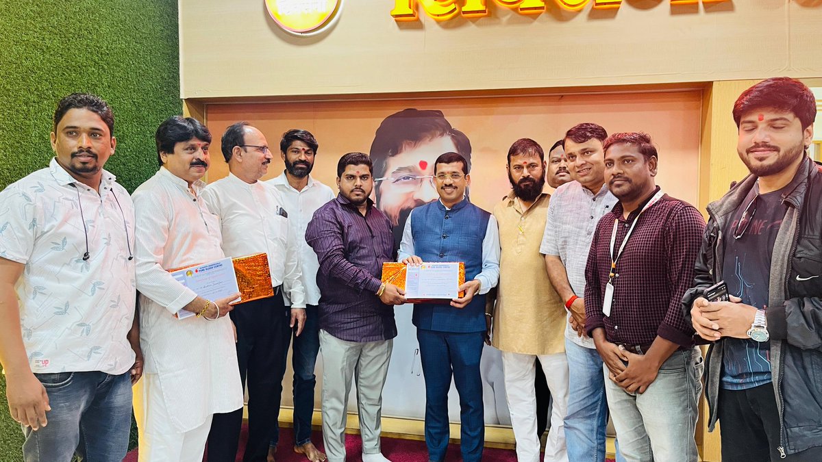 शेकडो शिवसैनिक रक्तयागात सहभागी..!!

अलीकडेच सकाळ वृत्तपत्राने प्रसिद्ध केलेल्या बातमीत नमूद केलं होतं की, पुणे महानगरातील शासकीय आणि खाजगी रुग्णालयांमध्ये रक्तसाठ्याची तीव्र टंचाई निर्माण झाली आहे. या परिस्थितीची गंभीर दखल घेत, शिवसेना पुणे शहर कार्यालयाच्या वतीने तातडीने