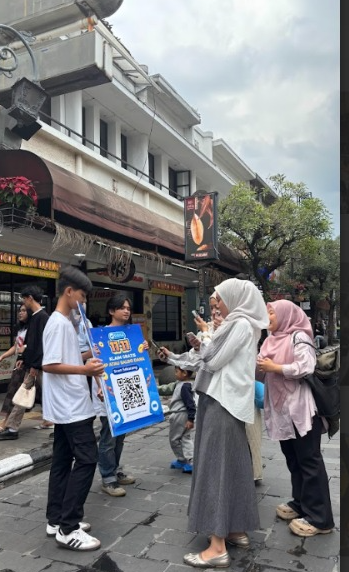 MarunaBaruna's tweet photo. anjr Braga Bandung 😭 td gue liat orang pake baju barcode, ga mikir panjang langsung scan, eh dapet! buruan juga https://t.co/BJ7tQnebLi