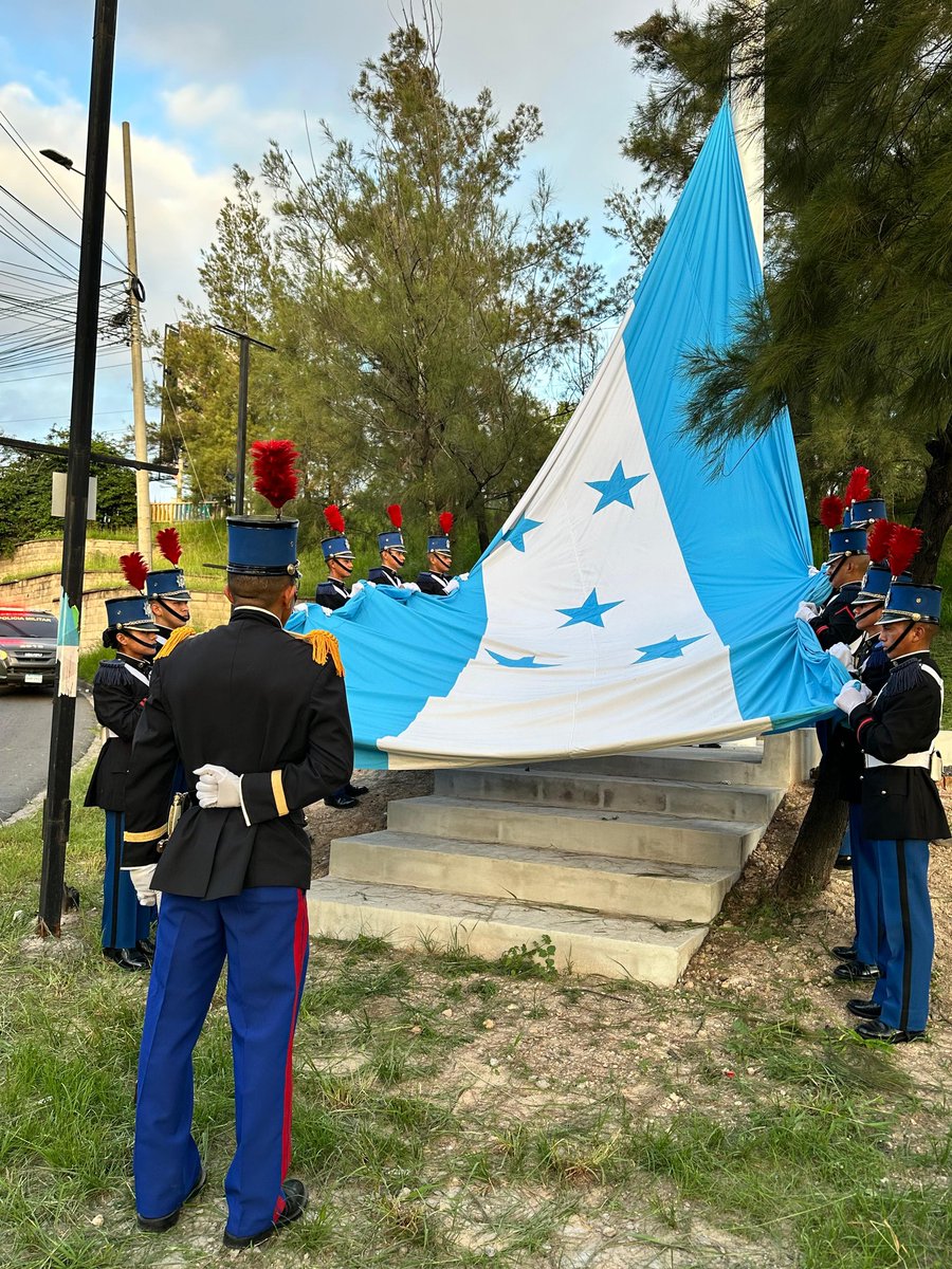 FFAAHN's tweet photo. #FFAAComprometidasConLaDemocracia || En un ambiente de respeto y profundo sentimiento patrio, las Fuerzas Armadas de Honduras llevaron a cabo este día la izada de la Bandera Nacional en la salida al sur de Tegucigalpa, en un acto que simboliza el compromiso permanente de la institución con la democracia y el orden constitucional.

Durante la ceremonia, autoridades militares y personal de las diferentes unidades rindieron honores al máximo símbolo patrio, destacando la importancia de la unidad nacional como pilar esencial para el fortalecimiento de la paz, la estabilidad y el desarrollo del país.

Este significativo acto refleja la voluntad institucional de servir con honor y lealtad al pueblo hondureño, reafirmando la misión de las Fuerzas Armadas de proteger la soberanía y velar por la seguridad de toda la nación. 
#FuerzasArmadasHN