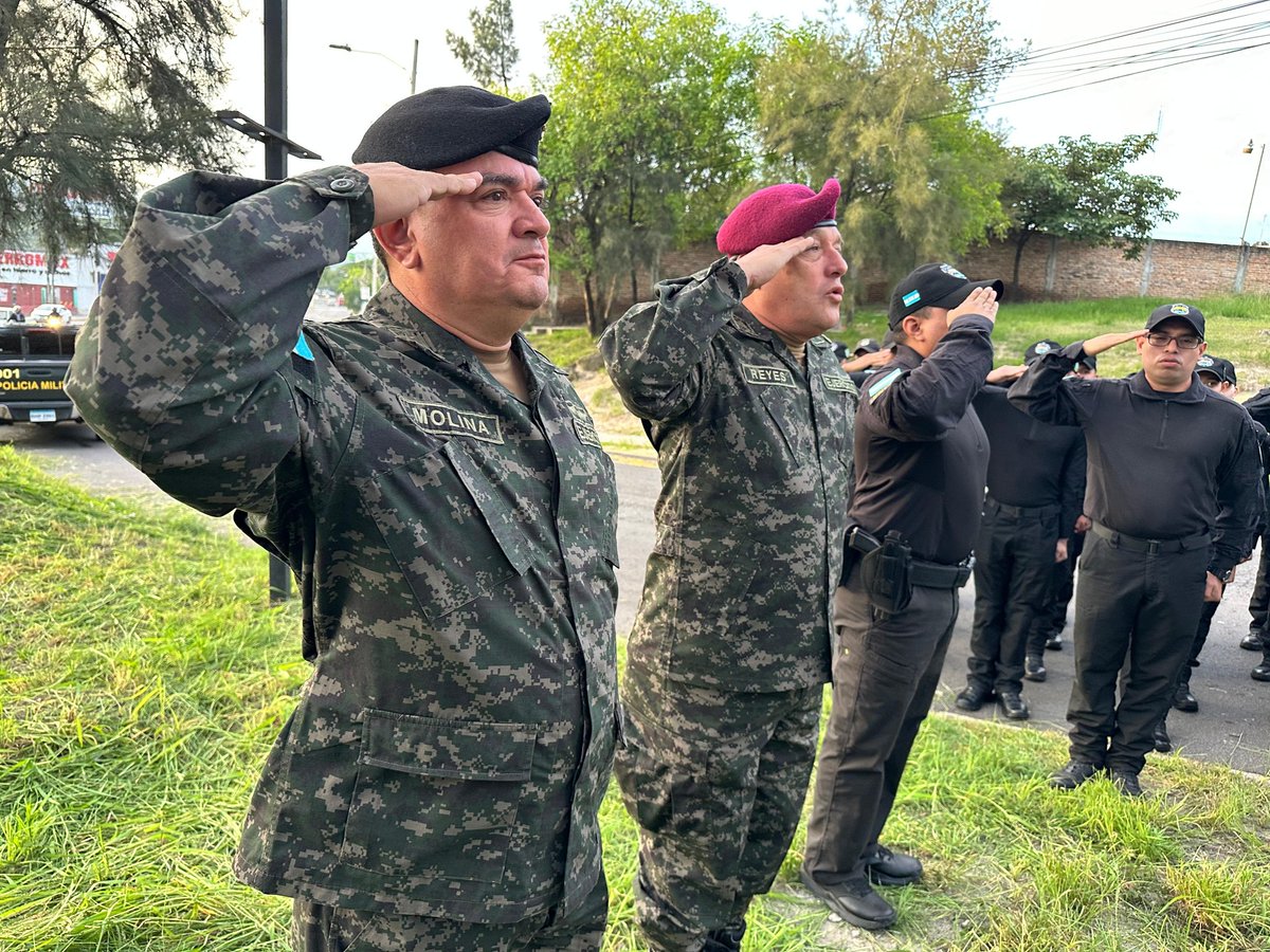 FFAAHN's tweet photo. #FFAAComprometidasConLaDemocracia || En un ambiente de respeto y profundo sentimiento patrio, las Fuerzas Armadas de Honduras llevaron a cabo este día la izada de la Bandera Nacional en la salida al sur de Tegucigalpa, en un acto que simboliza el compromiso permanente de la institución con la democracia y el orden constitucional.

Durante la ceremonia, autoridades militares y personal de las diferentes unidades rindieron honores al máximo símbolo patrio, destacando la importancia de la unidad nacional como pilar esencial para el fortalecimiento de la paz, la estabilidad y el desarrollo del país.

Este significativo acto refleja la voluntad institucional de servir con honor y lealtad al pueblo hondureño, reafirmando la misión de las Fuerzas Armadas de proteger la soberanía y velar por la seguridad de toda la nación. 
#FuerzasArmadasHN