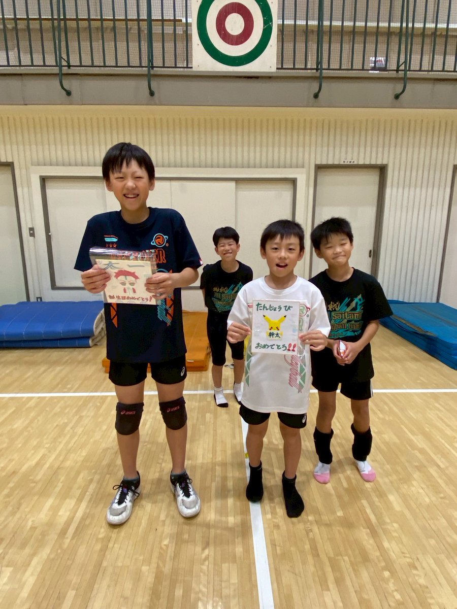 rubicks_iruma's tweet image. 本日は午後から練習🏐
皆気合い入ってます。
練習のうちから気合いをいれる術を自分で覚えないとね👍️
まわりに便乗して徐々に気合い入ってくるようじゃあきません😵

そして今日は兄弟2人が誕生日祝いでした㊗️🎂👏