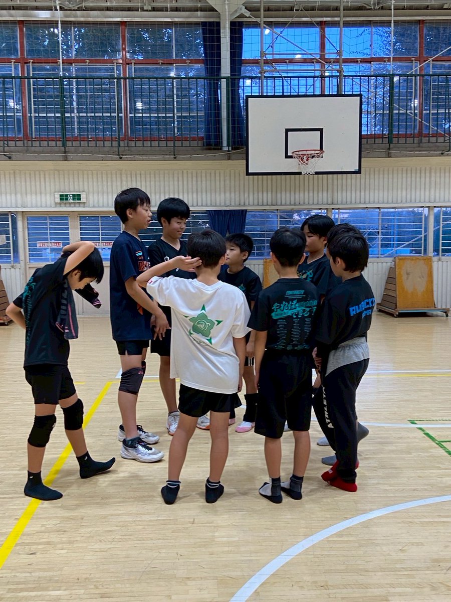rubicks_iruma's tweet image. 本日は午後から練習🏐
皆気合い入ってます。
練習のうちから気合いをいれる術を自分で覚えないとね👍️
まわりに便乗して徐々に気合い入ってくるようじゃあきません😵

そして今日は兄弟2人が誕生日祝いでした㊗️🎂👏