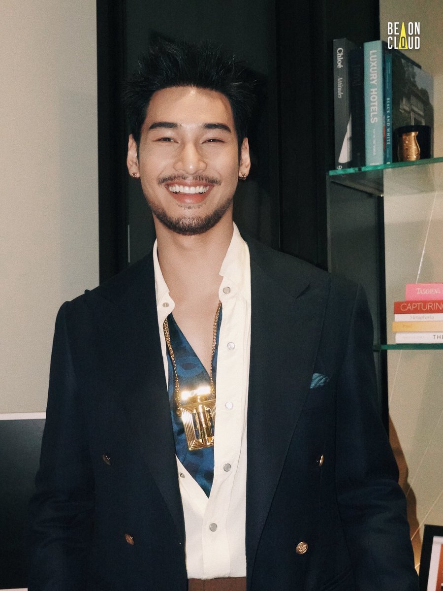 dejapo555's tweet photo. สร้อยวิสกี้สะท้อนแสงเจิดจรัสนครดาราพอๆกับความหล่ออาโปเลยค่ะ 

APO AT JW VAULT CELEBRATION 
#JohnnieWalkerVaultxApo #ApoNattawin https://t.co/Ug52p6k8om