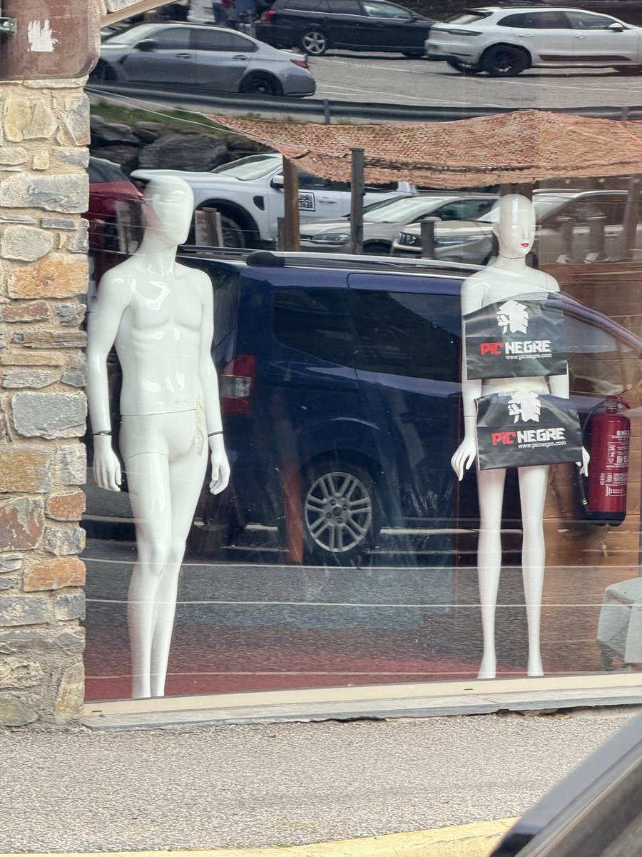 Censuran el cuerpo del maniqui feminino y el del hombre no khe jajajaj