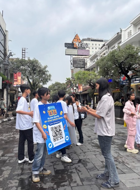FitriAnitani's tweet photo. sumpah Bandung td rame banget di braga, gue iseng scan baju barcode malah dapet 😭 masih aktif nih fix https://t.co/2LQJGXZyG7