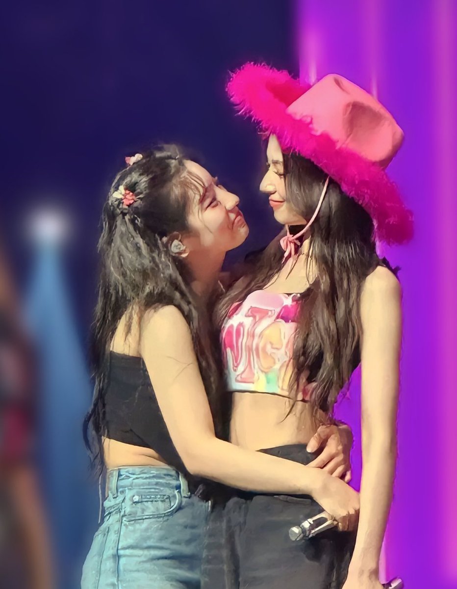 sanadorabel's tweet photo. dahyun by sana’s side while sana wasn’t feeling well 🥹🥹🥹 https://t.co/f7RdfFeltj