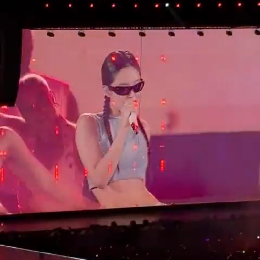 iseeyoughh's tweet image. #JENNIE #DEADLINE_IN_JAKARTA