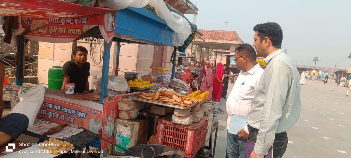 DmHapur's tweet photo. ब्रजघाट में खाद्य सुरक्षा टीम ने मेले क्षेत्र में लगे खाद्य स्टॉलों और दुकानों का निरीक्षण किया। इस दौरान खाद्य सामग्री के नमूने लेकर उनकी गुणवत्त�� एवं स्वच्छता की जांच की गई। 
@CMOfficeUP @myogiadityanath @ChiefSecyUP @CommissionerMe3
#GarhGangaMela2025 https://t.co/JuQDCwOMyi