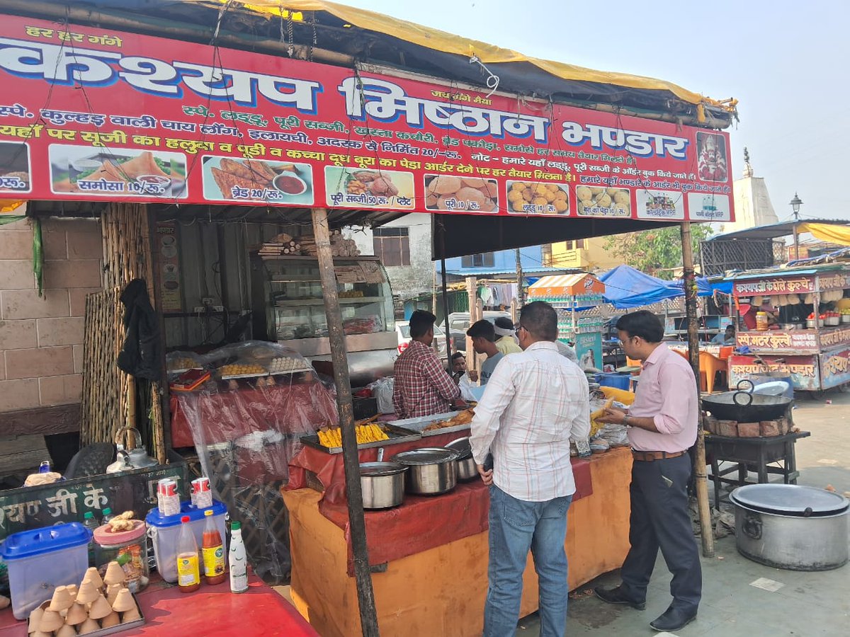 DmHapur's tweet photo. ब्रजघाट में खाद्य सुरक्षा टीम ने मेले क्षेत्र में लगे खाद्य स्टॉलों और दुकानों का निरीक्षण किया। इस दौरान खाद्य सामग्री के नमूने लेकर उनकी गुणवत्त�� एवं स्वच्छता की जांच की गई। 
@CMOfficeUP @myogiadityanath @ChiefSecyUP @CommissionerMe3
#GarhGangaMela2025 https://t.co/JuQDCwOMyi
