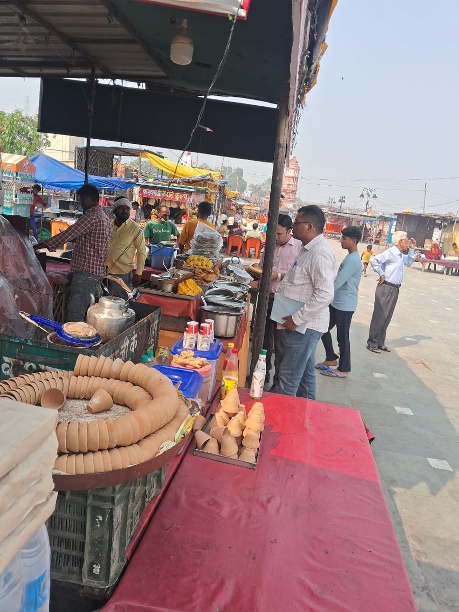 DmHapur's tweet photo. ब्रजघाट में खाद्य सुरक्षा टीम ने मेले क्षेत्र में लगे खाद्य स्टॉलों और दुकानों का निरीक्षण किया। इस दौरान खाद्य सामग्री के नमूने लेकर उनकी गुणवत्त�� एवं स्वच्छता की जांच की गई। 
@CMOfficeUP @myogiadityanath @ChiefSecyUP @CommissionerMe3
#GarhGangaMela2025 https://t.co/JuQDCwOMyi