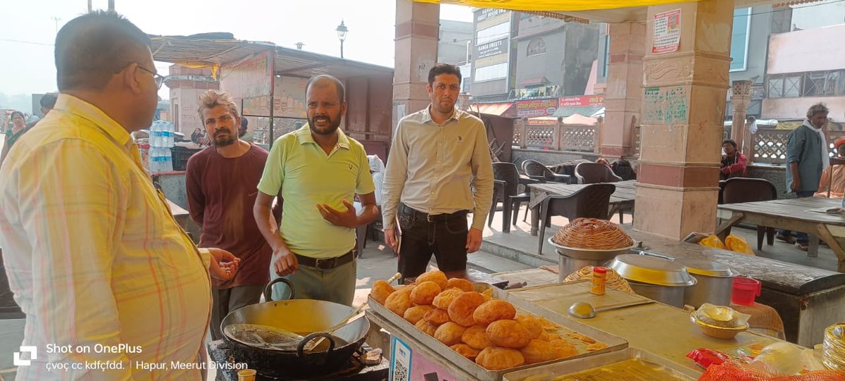 DmHapur's tweet photo. ब्रजघाट में खाद्य सुरक्षा टीम ने मेले क्षेत्र में लगे खाद्य स्टॉलों और दुकानों का निरीक्षण किया। इस दौरान खाद्य सामग्री के नमूने लेकर उनकी गुणवत्त�� एवं स्वच्छता की जांच की गई। 
@CMOfficeUP @myogiadityanath @ChiefSecyUP @CommissionerMe3
#GarhGangaMela2025 https://t.co/JuQDCwOMyi