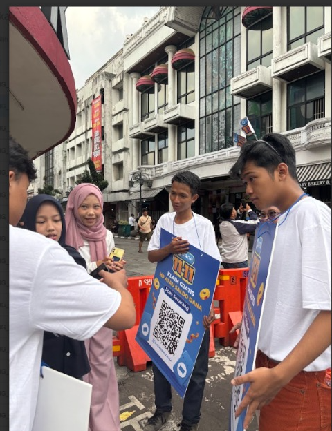 JohanAlfari's tweet photo. Bandung vibes-nya gaada dua 😭 td di braga gue nemu barcode random, scan aja sekalian eh dapet juga https://t.co/McFOhsJmN6