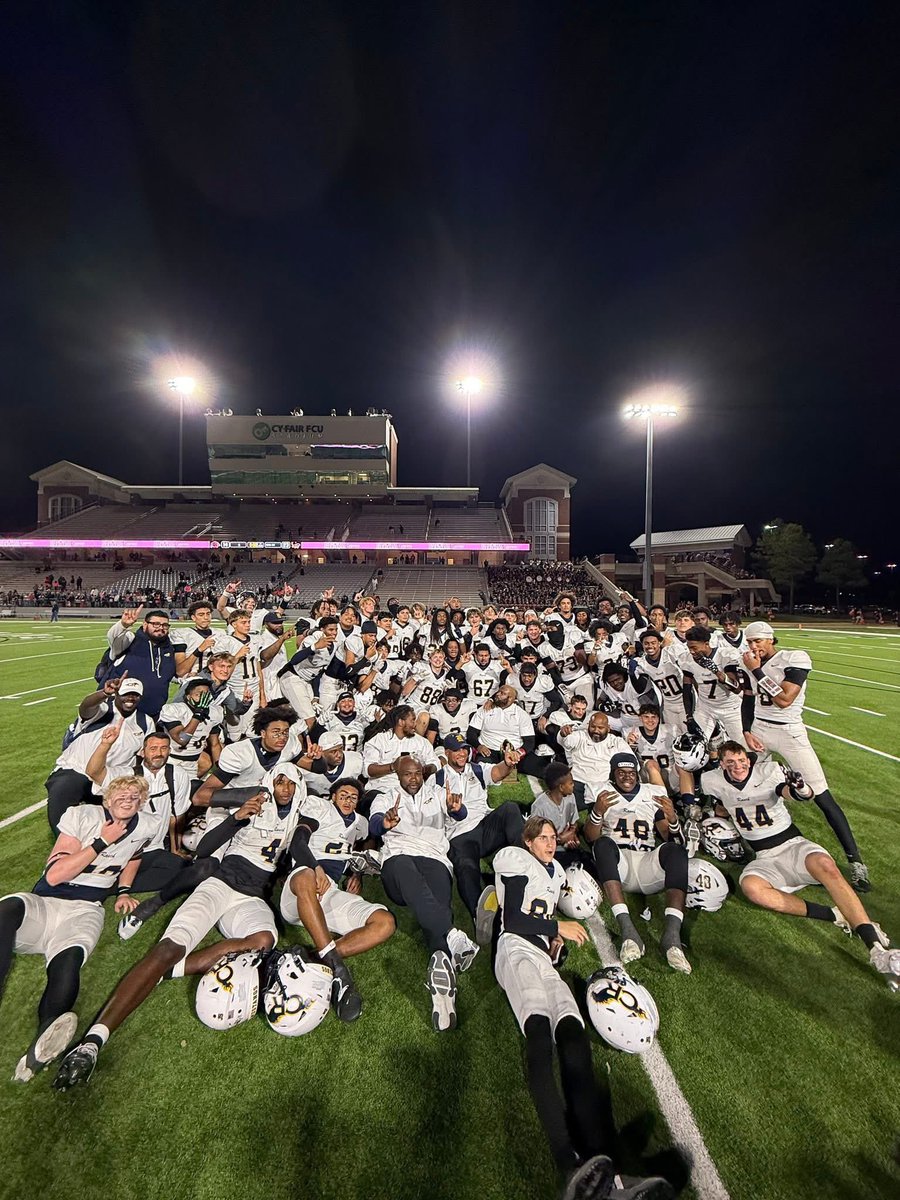 JacobLee_2027's tweet image. Definition of Brotherhood below ⬇️ 🤞🏾#dominatetheBerryCenter #lovemybrothers #districtchamps #24hourrule @CyRanchFB @Coach_Ware @WRAB50