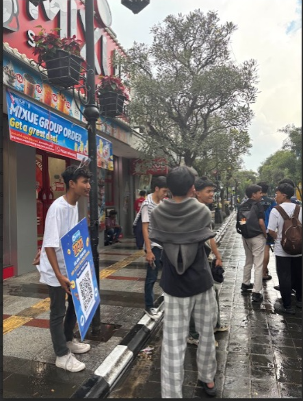 naryanto_ar's tweet photo. td di Braga, Bandung sumpah rame pol 😭 liat baju barcode lewat langsung pada scan, gue jg dapet loh https://t.co/0TG9qnRUE3