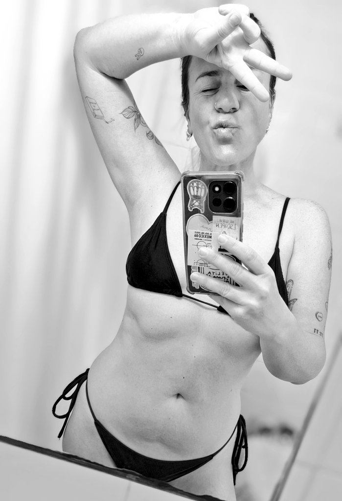 Nota mental: tomar color antes de subir una foto en malla, a color.
Nota mental II: bajar la cantidad de gomitas y los alfajores para el verano
Nota mental III: aumentar la cantidad de sidra en el balcón en el verano