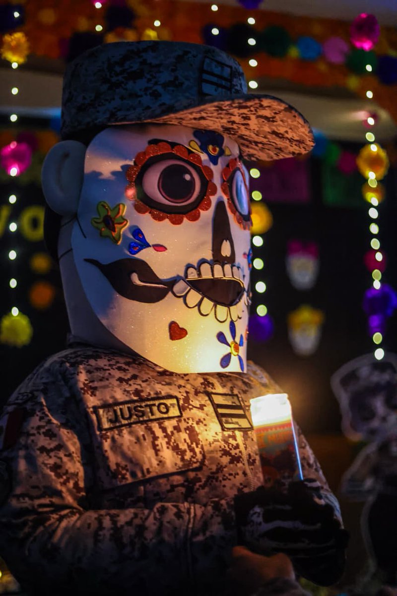 En el marco de la celebración del #DíaDeMuertos, los sargentos #JustoYPaz de la #GuardiaNacional se suman a las tradiciones de México que con respeto y cariño recuerda a los que se han ido.