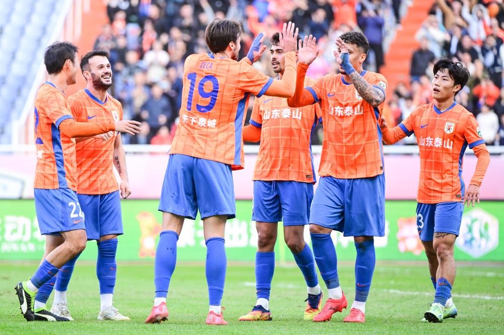 CSLBrasil's tweet image. O Shandong Taishan chegou ao seu décimo jogo de invencibilidade ao derrotar o Tianjin Jinmen Tiger por 2x1

Gols de Valeri Qazaishvili e Zeca para o Shandong e Alberto Quiles para o Tianjin