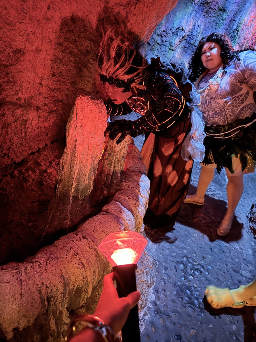 ホテルで鑑賞会するのに持ってったブレジュのペンラが、マグマの炎にもなるしテフィティの心の光にもなるし洞窟内の懐中電灯にもなるしで大活躍だったんよ💎🔦