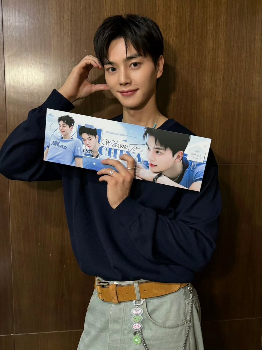 songkangih's tweet image. #ROUND2 #TRIVIEW a meeting with Songpyeon at the 𝟮𝟬𝟮𝟱 𝗦𝗢𝗡𝗚 𝗞𝗔𝗡𝗚 𝗙𝗔𝗡𝗠𝗘𝗘𝗧𝗜𝗡𝗚 𝗜𝗡 𝗦𝗛𝗔𝗡𝗚𝗛𝗔𝗜 it&apos;s was like a gift🎁 Let&apos;s talk happily again next time! Promise 🤙
⠀⠀