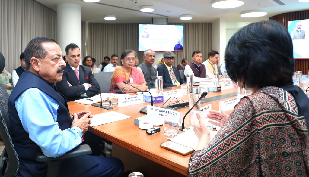 DrJitendraSingh's tweet image. Convened a brainstorming meeting on “Effective Government #Communication” with Secretaries of different departments and senior officials, at Kartvaya Bhawan.
Emphasised focus on improving public communication strategies and adopting innovative methods to make social media…