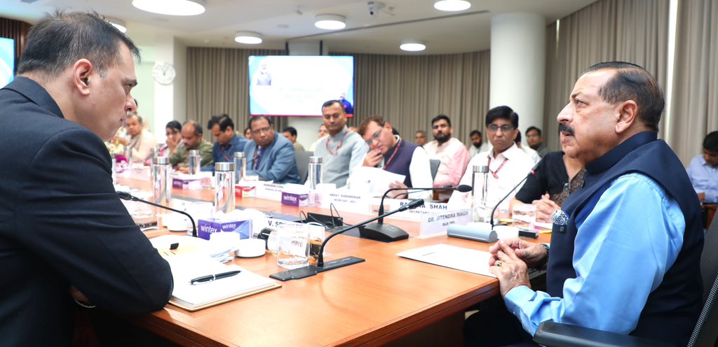 DrJitendraSingh's tweet image. Convened a brainstorming meeting on “Effective Government #Communication” with Secretaries of different departments and senior officials, at Kartvaya Bhawan.
Emphasised focus on improving public communication strategies and adopting innovative methods to make social media…