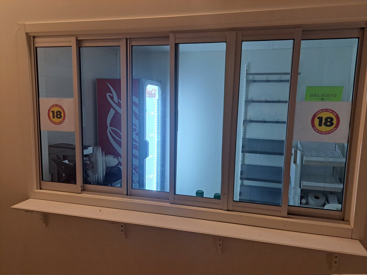 EmilWede's tweet image. Kul att åka till Timrå en lördag och få detta som utbud. Fast i buren, inget att dricka elr äta. Får inte lämna bortastå förrens 1 periodpausen. 1 toalett enbart. Fy fan #HV71