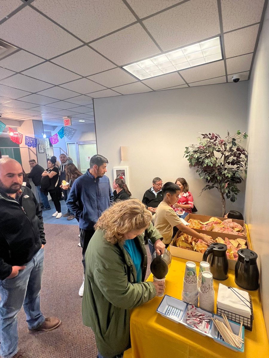 El Cónsul Adscrito <a href="/tonatiuh1965/">tonatiuh romero reye</a>, encargado de promoción cultural, narró el origen y significado del #DíadeMuertos 🏵️💀y presentó la mega ofrenda dedicada en 2025 a Tongolele y a Paquita La del Barrio 

Compartimos el #PandeMuerto con café para mantener vivas nuestras tradiciones