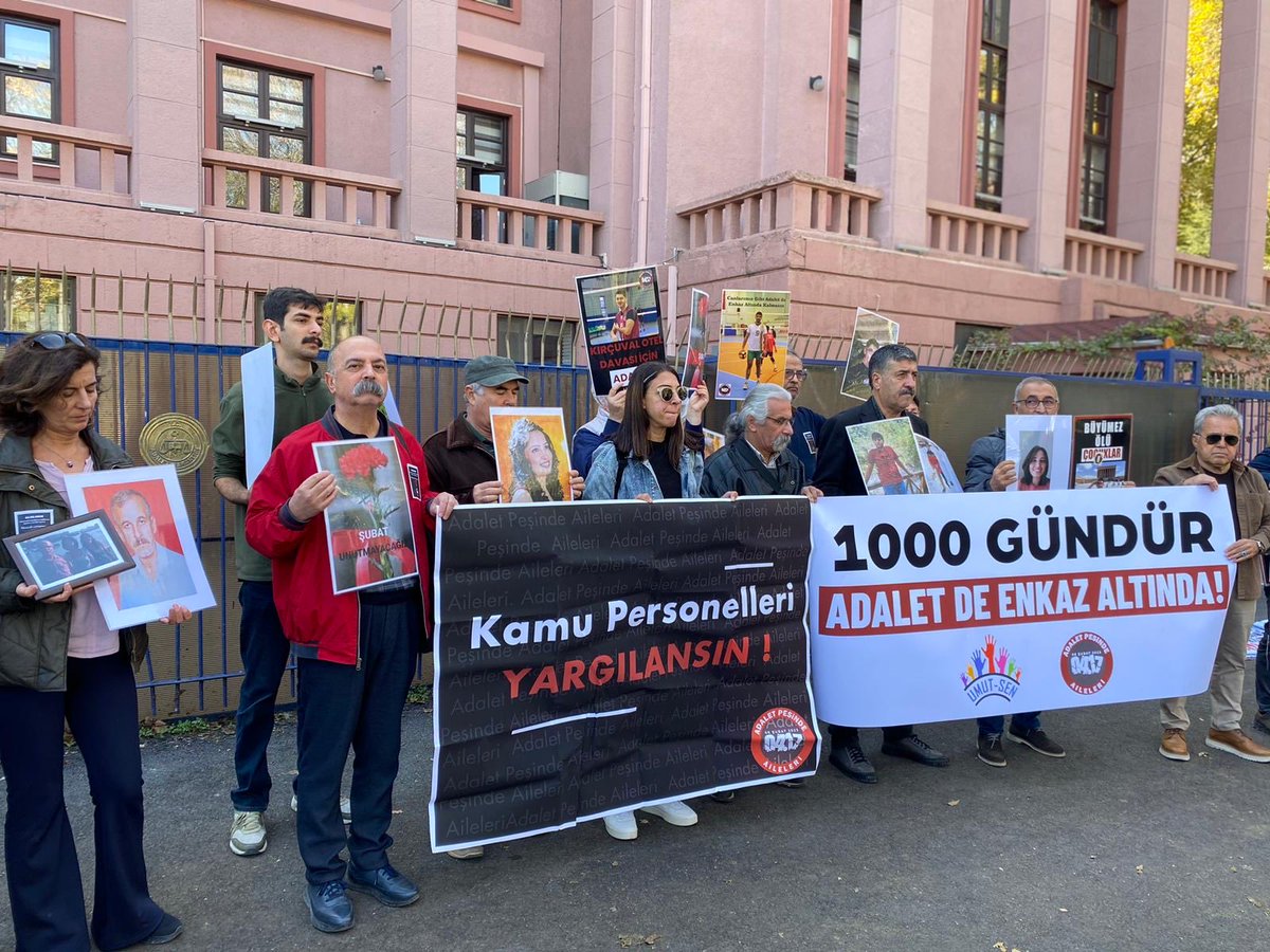 📍Ankara/Adalet Bakanlığı

İşçi Öğrenci Birliği olarak Adalet Peşinde Aileleri Platformu'nun Ankara Adalet Bakanlığı önünde gerçekleştirdikleri eylemine destek verdik. 

Deprem’in ardından 1000 gün geçmesine rağmen deprem davalarında yargılanan bir tane devlet görevlisi yok.