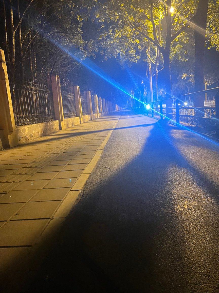 Joncodards's tweet image. 誰もいない道に、自分の足音だけが響く。