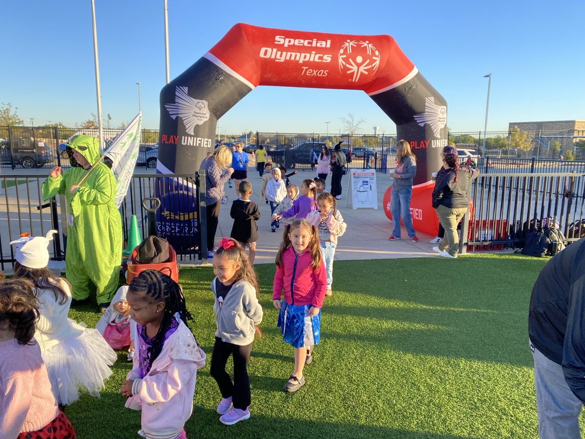 Happiness everywhere you look… ⁦<a href="/TimmermanES/">Timmerman ES</a>⁩ ⁦<a href="/PflugervilleHS/">Pflugerville HS</a>⁩ athlete volunteers, and our ⁦<a href="/pfisd/">Pflugerville ISD</a>⁩ community UNIFIED Champions